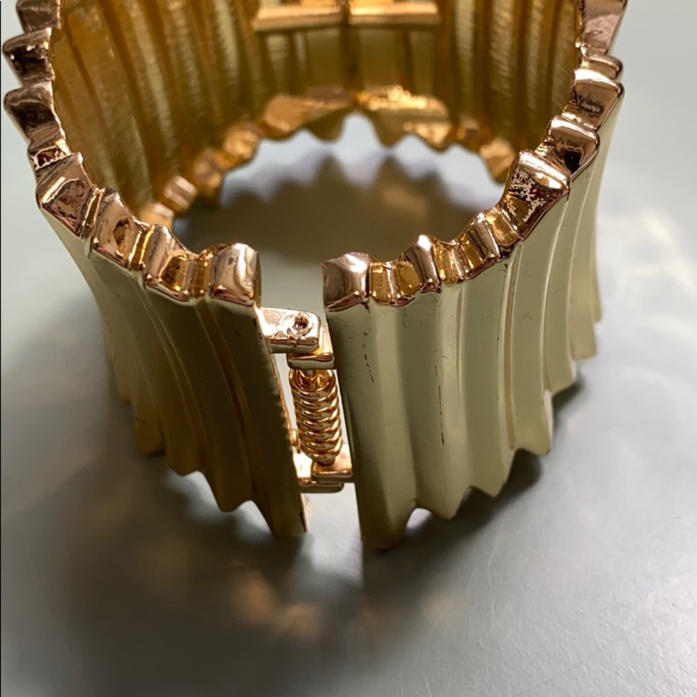 Gold hinged cuff - Picture 4 of 4